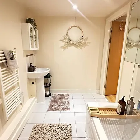 Urban Chic: 2 Bedroom In City Centre + Free Parking Birmingham