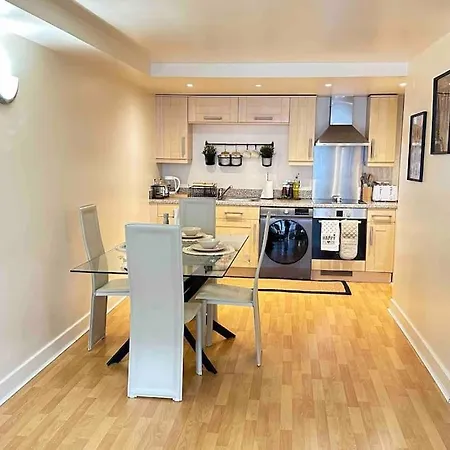 Apartment Urban Chic: 2 Bedroom In City Centre + Free Parking *
