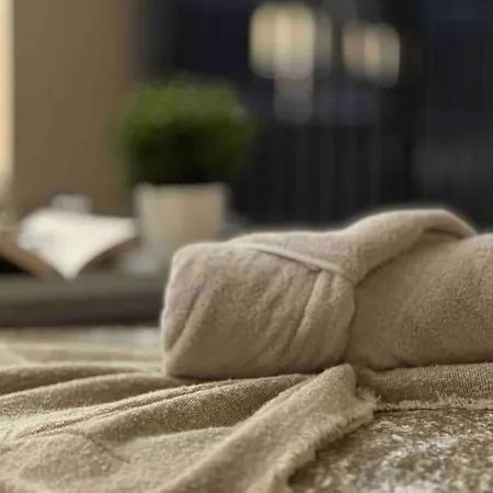 Urban Chic: 2 Bedroom In City Centre + Free Parking