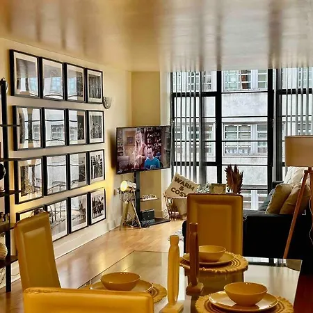 Urban Chic: 2 Bedroom In City Centre + Free Parking