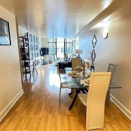 Apartment Urban Chic: 2 Bedroom In City Centre + Free Parking